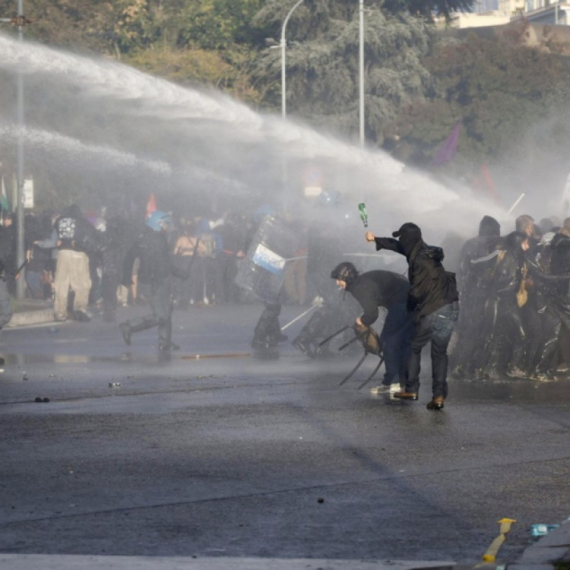Palice, suzavac, vodene topove... Šta bi policija na Zapadu upotrebila protiv blokadera  u Novom Sadu? VIDEO