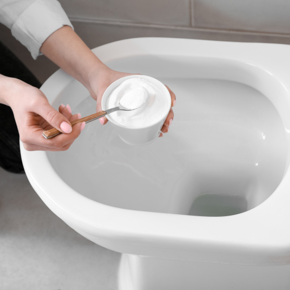 Samo 50 grama ovog praha čini čudo za WC šolju: "Ni ribanja ni skupih hemikalija"