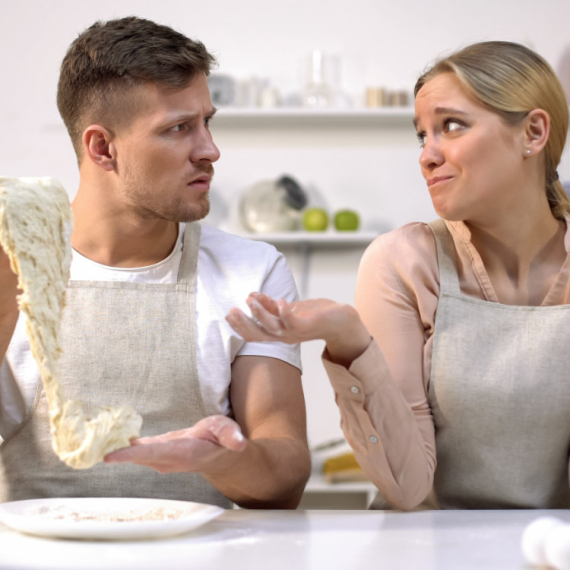 Srpkinje "napale" muškarce koji ne voze, a oni uzvratili: "Iskompleksirane, ne motaju sarmu" FOTO/ANKETA