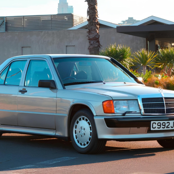 Automobil koji je lansirao legendu: Senin Mercedes ide na aukciju FOTO