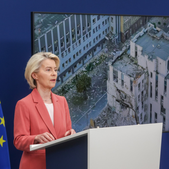 Ursula krenula na turneju – Poruka za Rusiju?