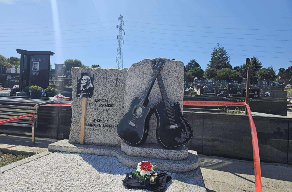 Ukrstite dve gitare, nek to bude spomenik: Ispunjena poslednja želja čuvenog Bore Čorbe FOTO