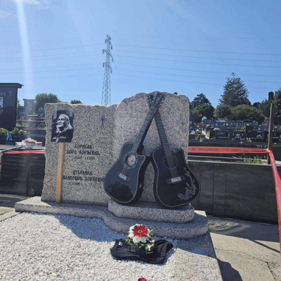 Ukrstite dve gitare, nek to bude spomenik: Ispunjena poslednja želja čuvenog Bore Čorbe FOTO