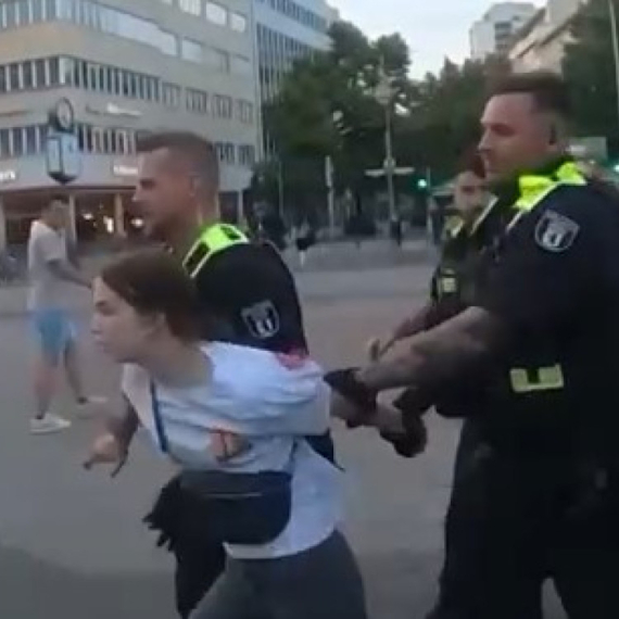 Uhapšena devojčica: Nemačka policija ne toleriše divljanje na protestima VIDEO