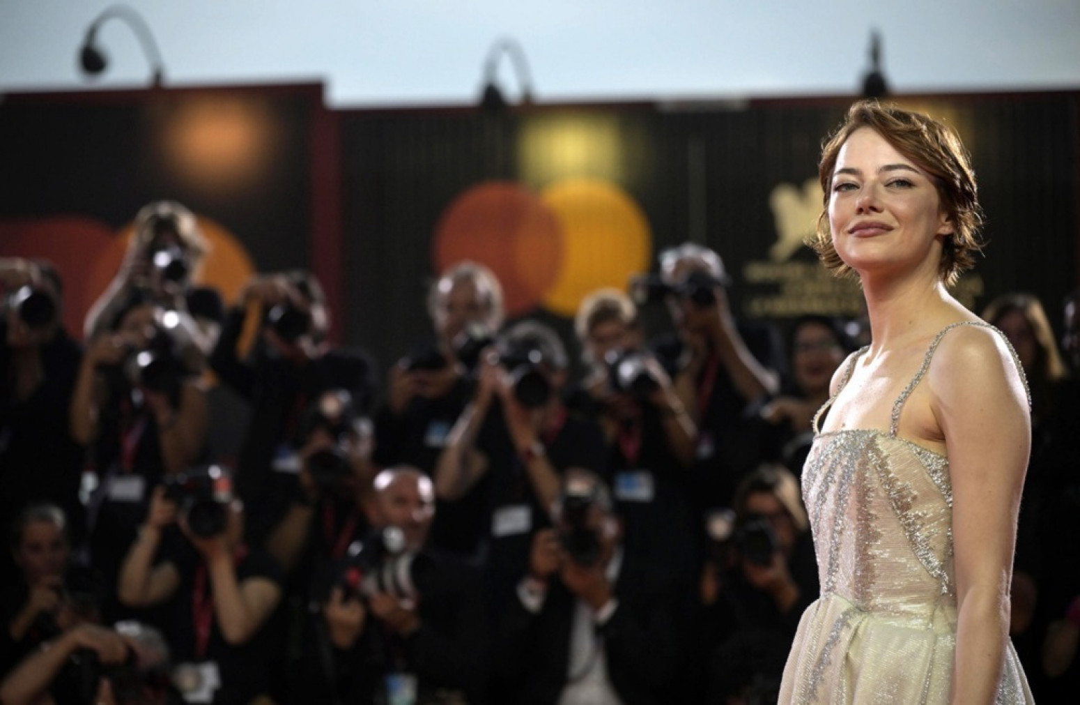 Novi Lantimosov film oduševio Veneciju i kritičare: Ema Stoun ponovo blista u glavnoj ulozi FOTO/VIDEO