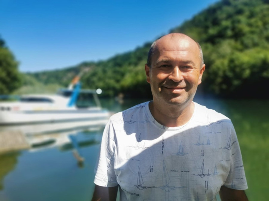 Kapetan na belu lađu postoji: Zove se Boban i sa vode turistima pokazuje lepote srpske Svete Gore FOTO