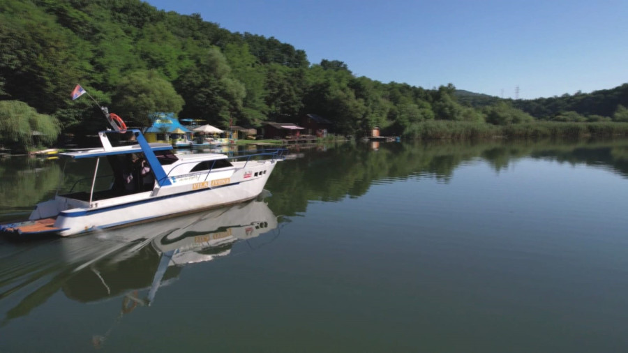 Kapetan na belu lađu postoji: Zove se Boban i sa vode turistima pokazuje lepote srpske Svete Gore FOTO
