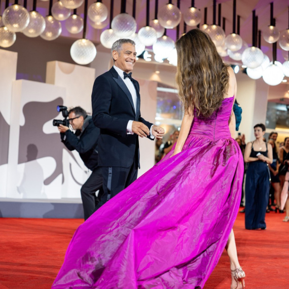 Kad je pokazala duge noge, odmah je ustao iz kreveta: Kluni morao da "zaštiti" dragu FOTO