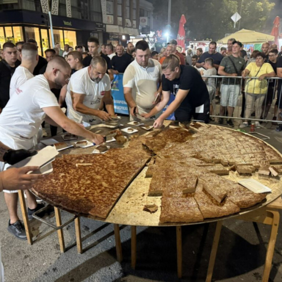 Pogledajte džinovsku leskovačku pljeskavicu! Teška je 90 kg – oborila svetski rekord FOTO