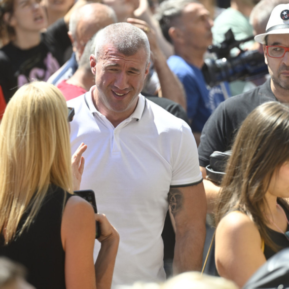 Sud odbio da odredi pritvor Miši Bačulovu, osumnjičenom da je predvodio napad na policiju u Novom Sadu