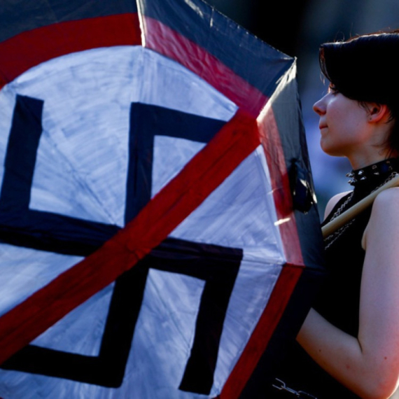 Finci odlučili: Proterujemo svastiku