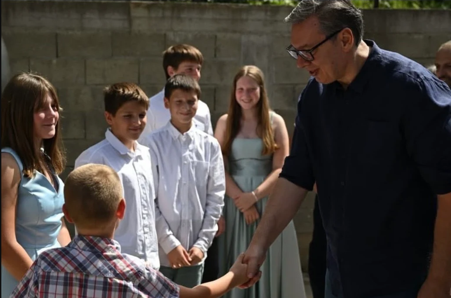 Vučić posetio porodicu Vasilijević u Rakovici: "Srećan kad vidim porodicu sa devetoro dece" FOTO/VIDEO