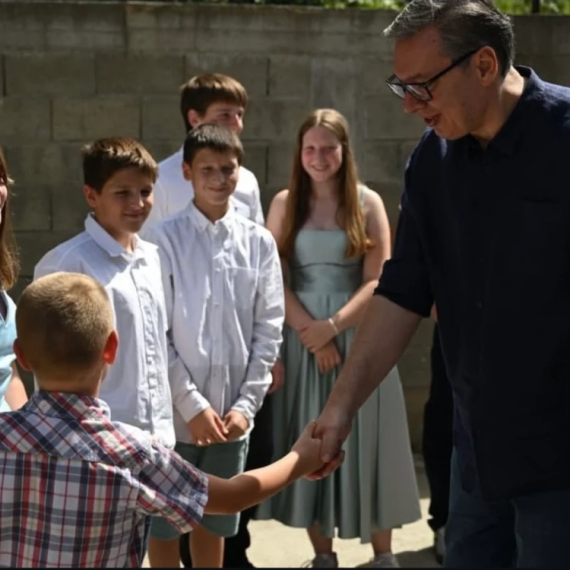 Vučić posetio porodicu Vasilijević u Rakovici: "Srećan kad vidim porodicu sa devetoro dece" FOTO/VIDEO