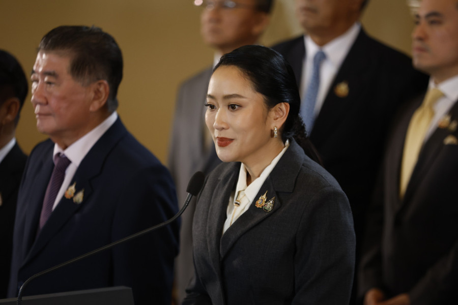 Šinavatra smenjena; Telefonski poziv doveo do pada vlade Tajlanda