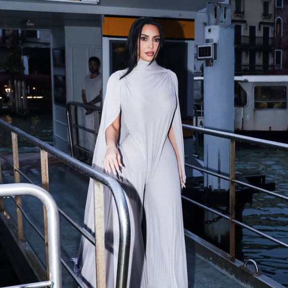 Više ne želi da bude "golišava zvezda", ali je i dalje kraljica bizarnih modnih izdanja FOTO