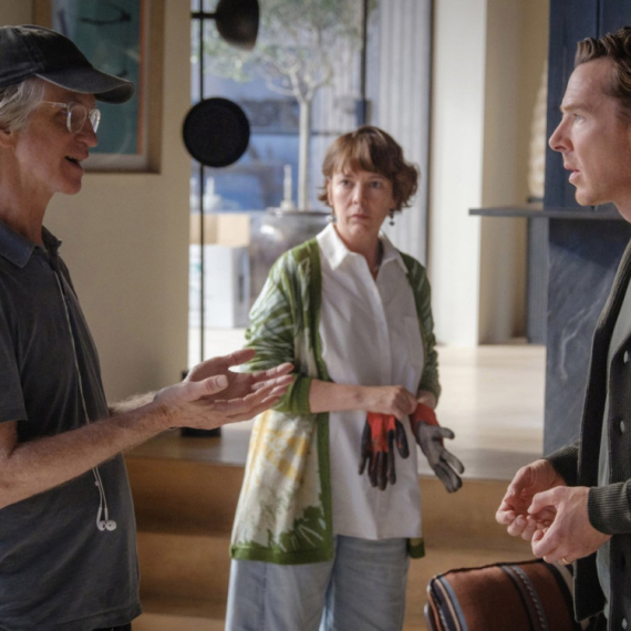 Olivija Kolman i Benedikt Kamberbač u novom filmu: Stigao "Rat Rouzovih" VIDEO