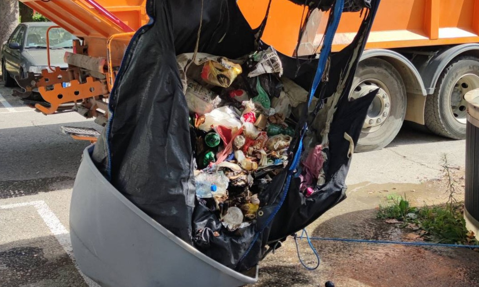 Vatra progutala podzemni kontejner u centru Kragujevca FOTO