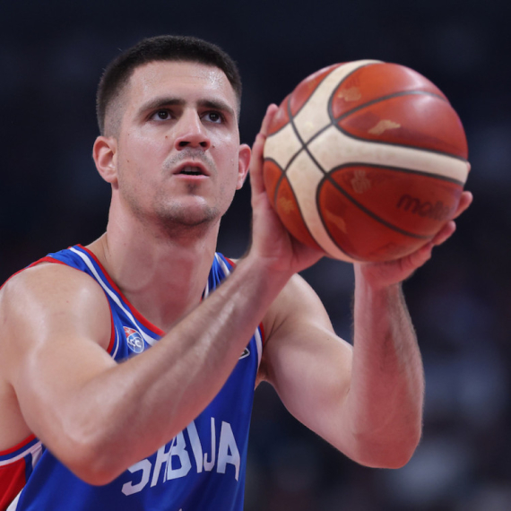 Trojka sa centra jednom rukom – nikakav problem za Vanju VIDEO