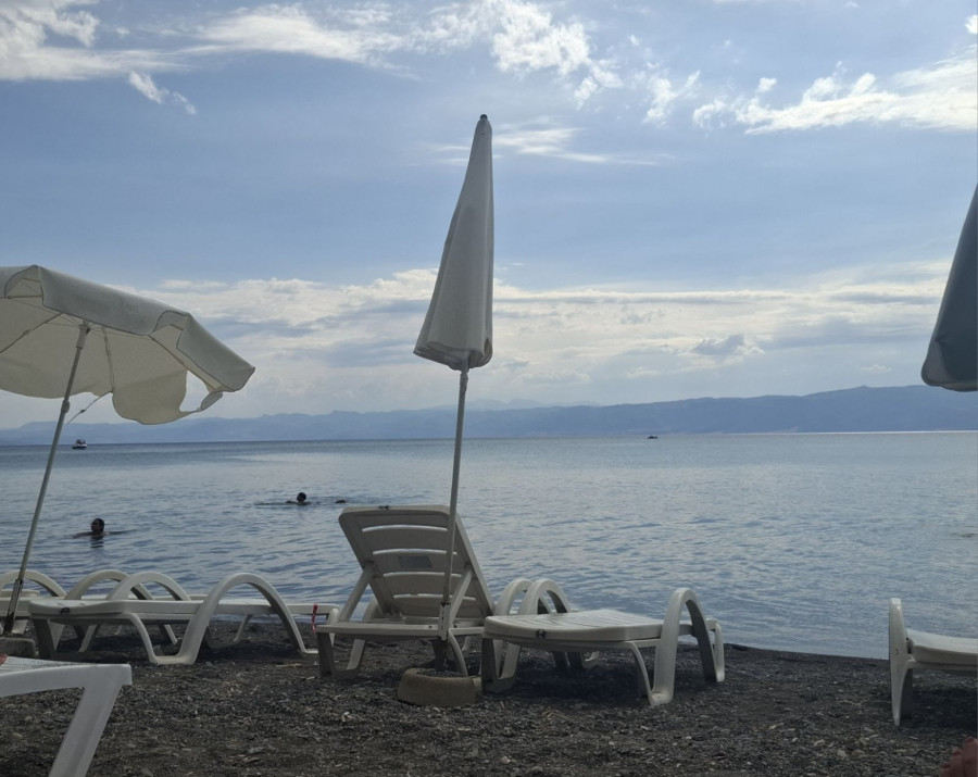 Ležaljke i suncobran za manje od osam evra: Ovo mesto u komšiluku mnogi biraju kao idealnu destinaciju FOTO