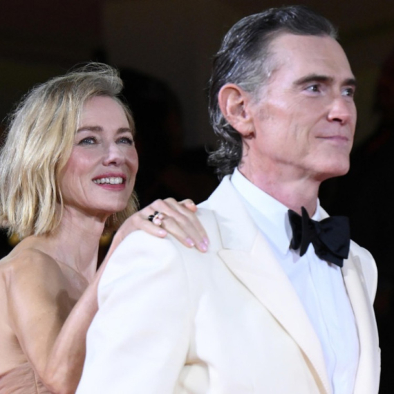 Čudo od haljine, ali samo dok on stoji pored nje: Zanosna plavuša očarala i razočarala FOTO