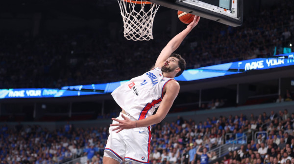 Mladi srpski košarkaš je miljenik devojaka: Njegovog oca svi znaju, a majka je lepotica bez premca FOTO