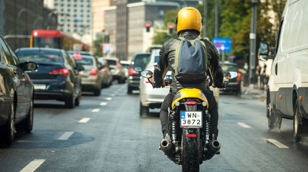 Menjaju Zakon o saobraćaju: Motori mogu i zaustavnom trakom!