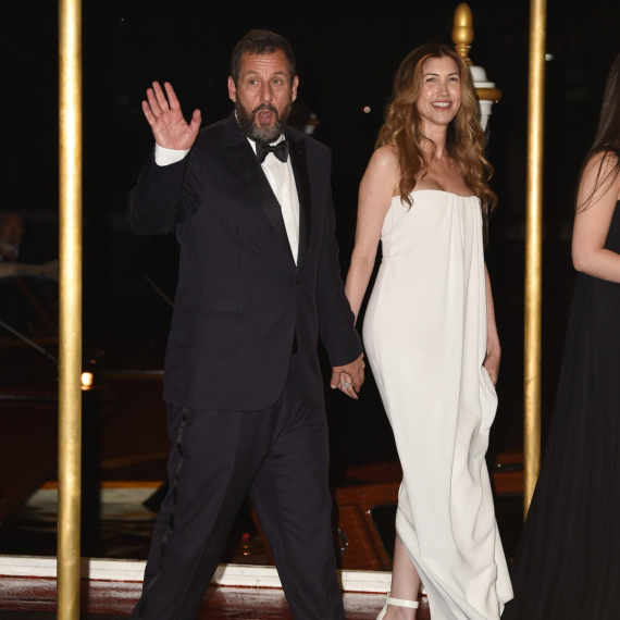 Najskromniji milioner uvek ukrade šou: Svi gledaju u njegovu suprugu i ćerke FOTO