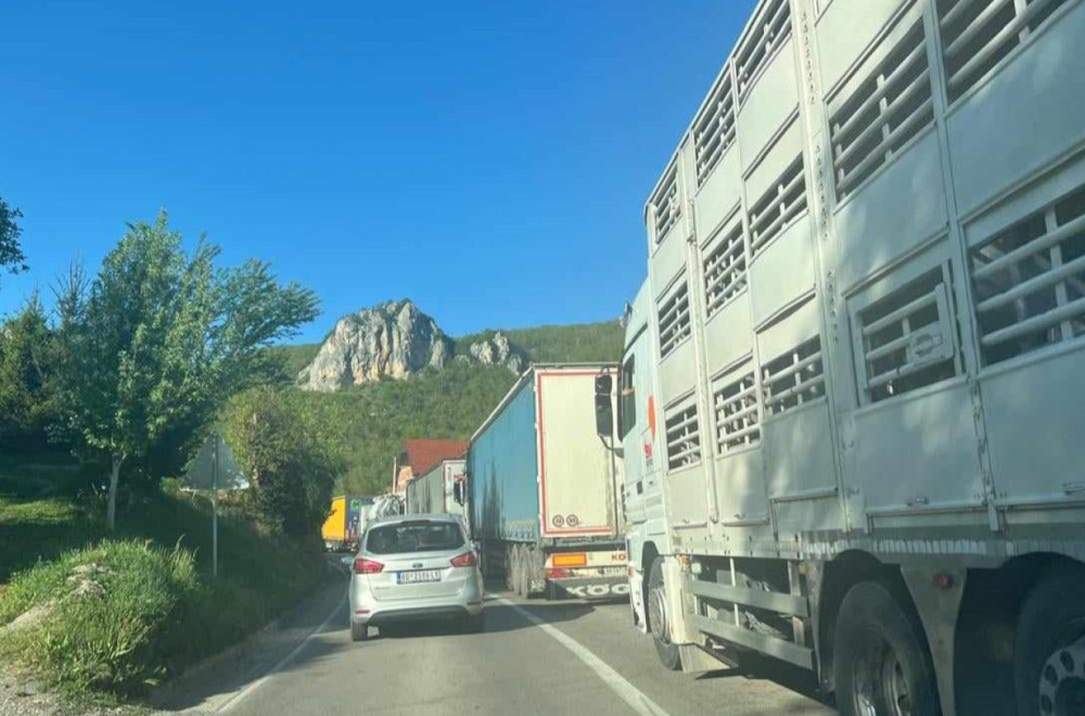 Drama na granici; Poljski vozač kamiona udario u dva automobila i pobegao, dve osobe povređene