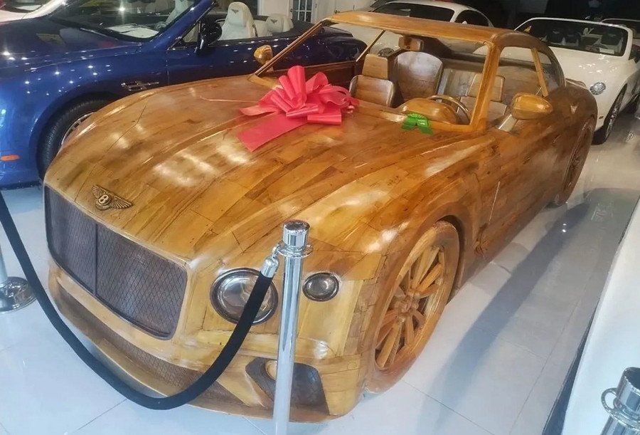 Drveni Bentley košta 100.000 dolara, a ne može da se vozi FOTO