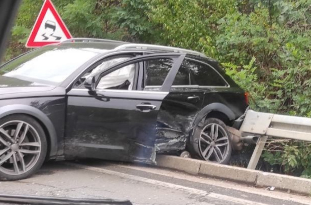 Jedan auto nasukan na bankini, drugi nasred magistrale: Žestok sudar nekoliko vozila FOTO