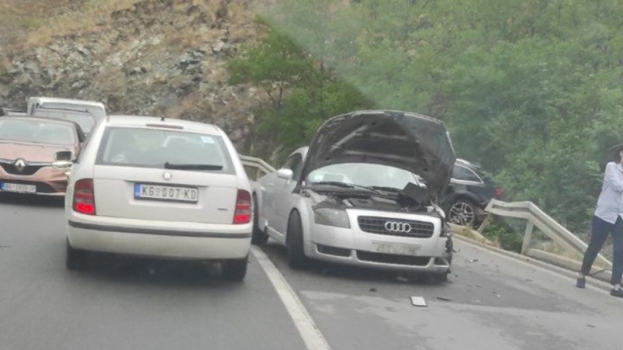 Jedan auto nasukan na bankini, drugi nasred magistrale: Žestok sudar nekoliko vozila FOTO