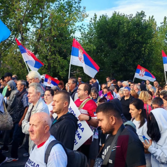 Mali: Večeras u 100 mesta Srbija pokazuje ljubav; To su lica građana koji vole svoju zemlju FOTO