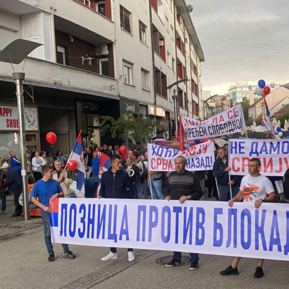 Prelepa atmosfera u Loznici: Građani šalju poruke mira FOTO/VIDEO