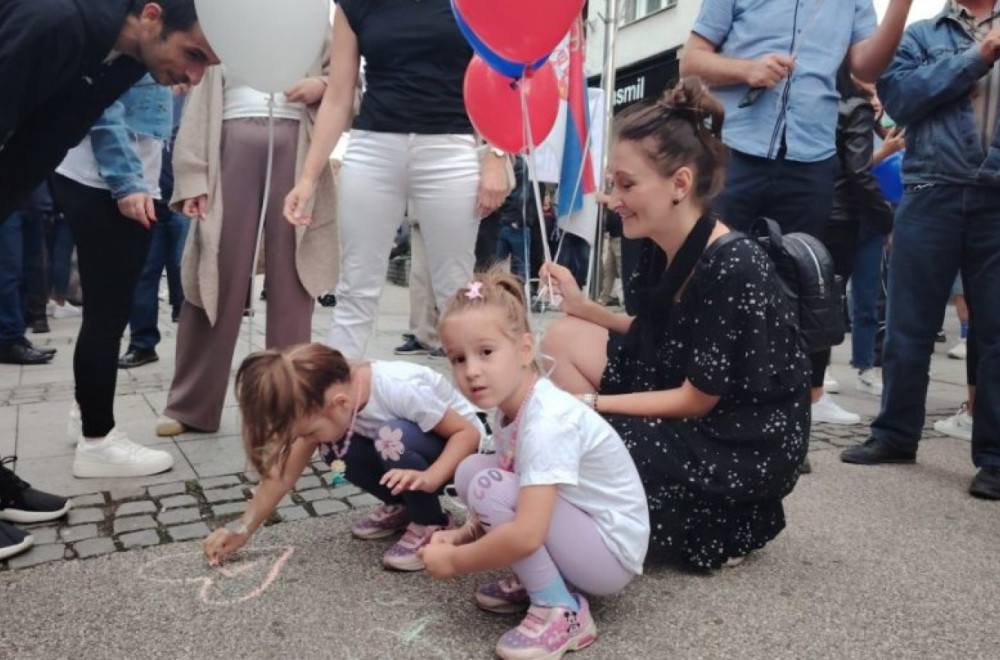 Dečija graja i poruke ljubavi protiv nasilja; Deca u Loznici dočekuju goste crtežima ljubavi FOTO