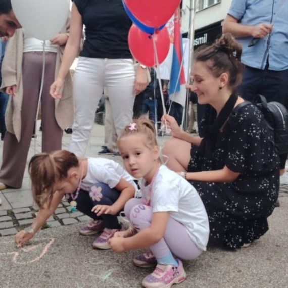 Dečija graja i poruke ljubavi protiv nasilja; Deca u Loznici dočekuju goste crtežima ljubavi FOTO