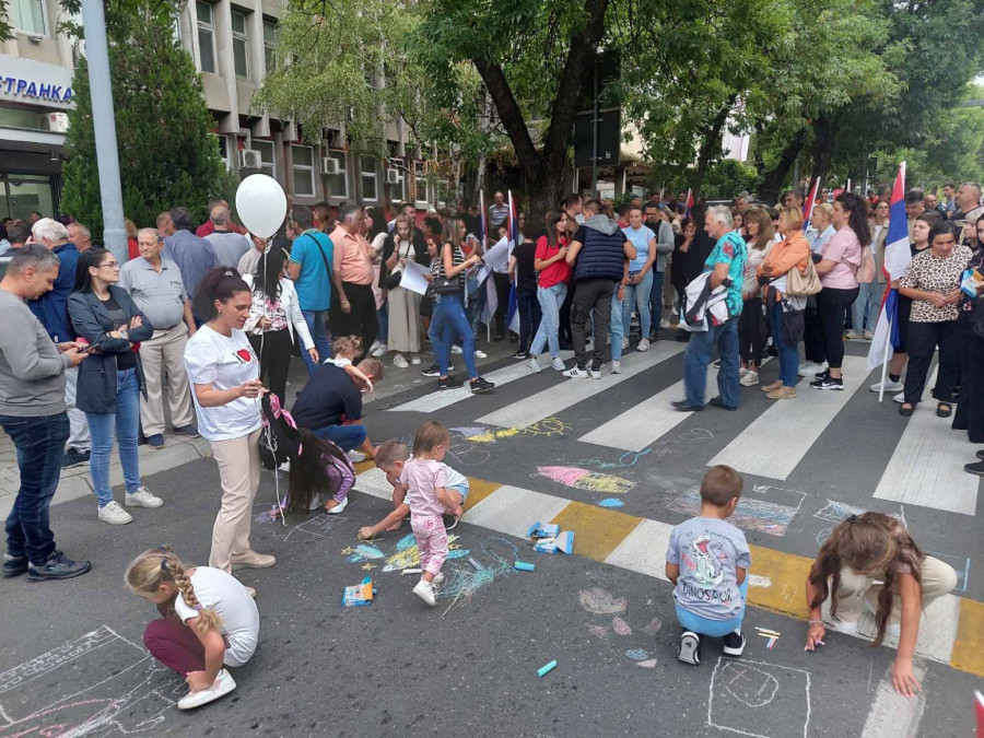 Dečija graja i poruke ljubavi protiv nasilja; Deca u Loznici dočekuju goste crtežima ljubavi FOTO