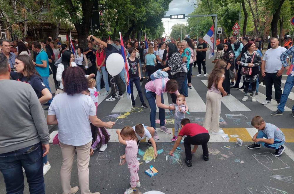 Dečija graja i poruke ljubavi protiv nasilja; Deca u Loznici dočekuju goste crtežima ljubavi FOTO