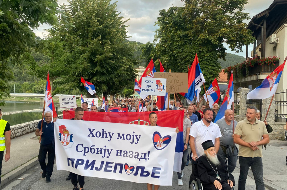 Vladika Filaret na čelu kolone u Prijepolju – poruka je jasna: Traži se mir FOTO/VIDEO