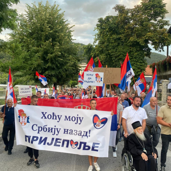 Vladika Filaret na čelu kolone u Prijepolju – poruka je jasna: Traži se mir FOTO/VIDEO