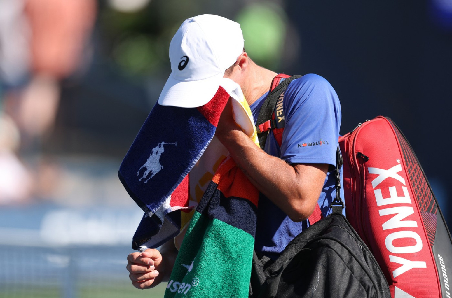 Ceo svet mrzi milijardera iz Poljske – tajkun oteo kačket dečaku i još se diči time VIDEO