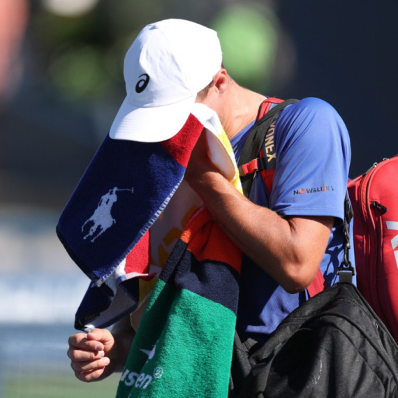 Ceo svet mrzi milijardera iz Poljske – tajkun oteo kačket dečaku i još se diči time VIDEO