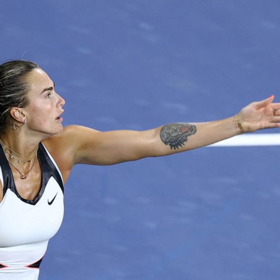 Đokolenka veče – Arina prati Novaka