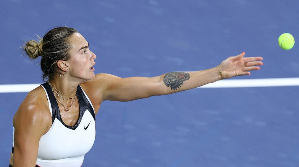 Đokolenka veče – Arina prati Novaka