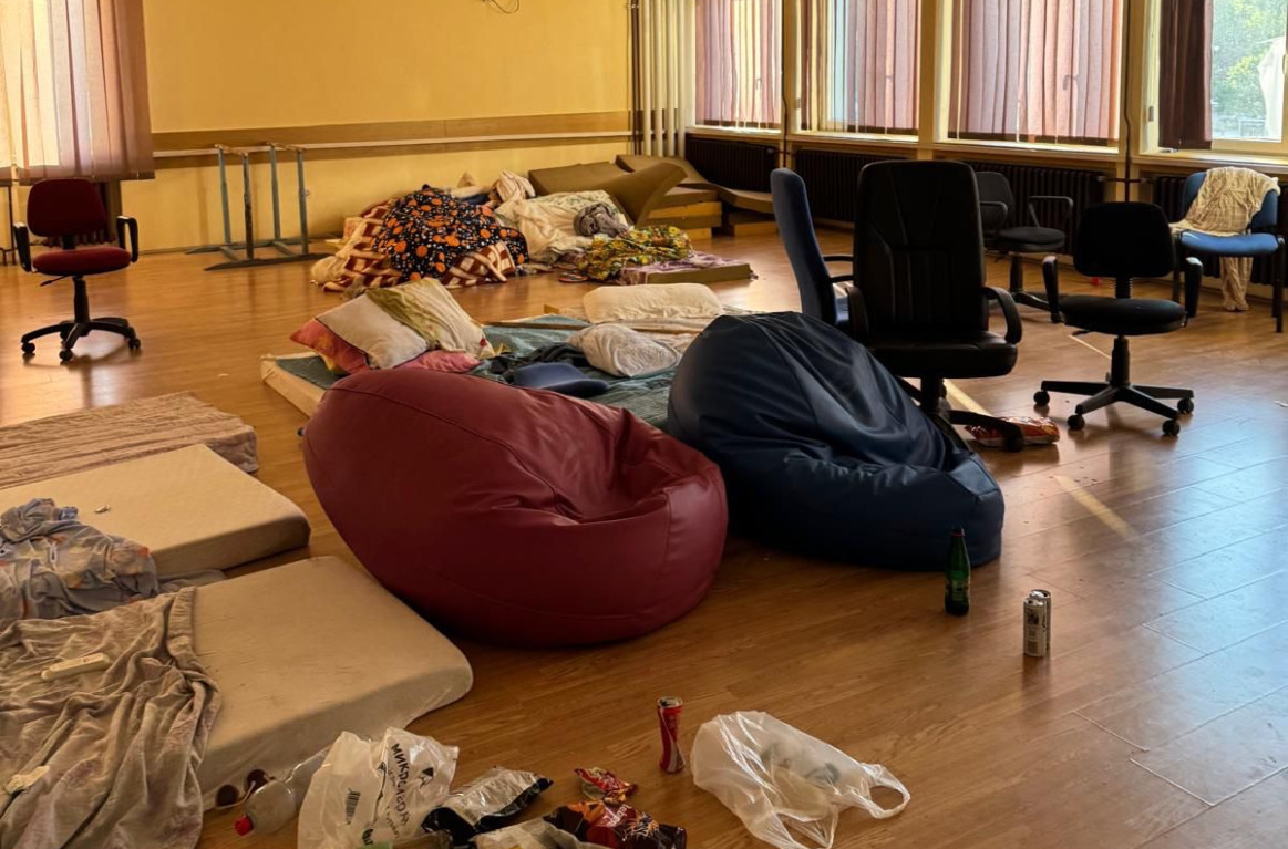 Zgrada novosadskog DIF-a u haosu: Blokaderi za sobom ostavili smeće, barikade, opuške... FOTO/VIDEO