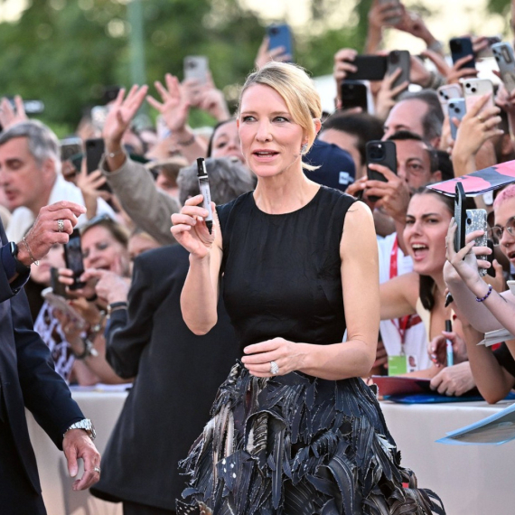 Bizarna kreacija slavne glumice šokirala mnoge: Sad smo sve videli FOTO