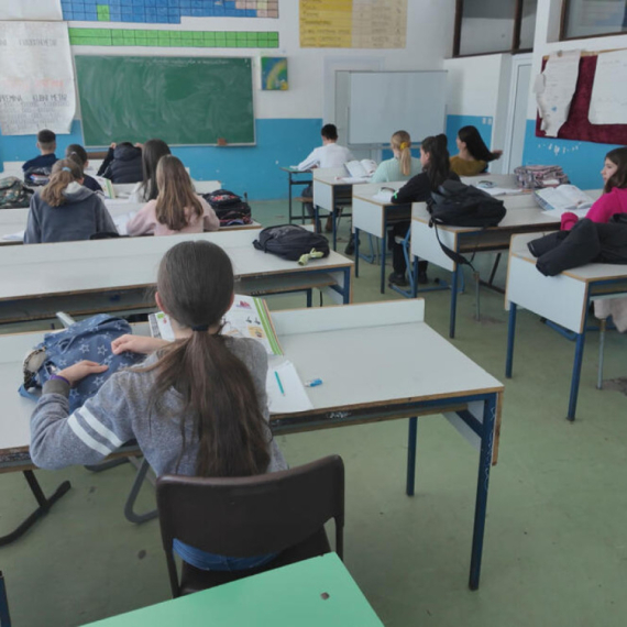 Ova opština uvek oduševi svoje mališane: Svim đacima prvacima i predškolcima podeljeni rančevi i pribor