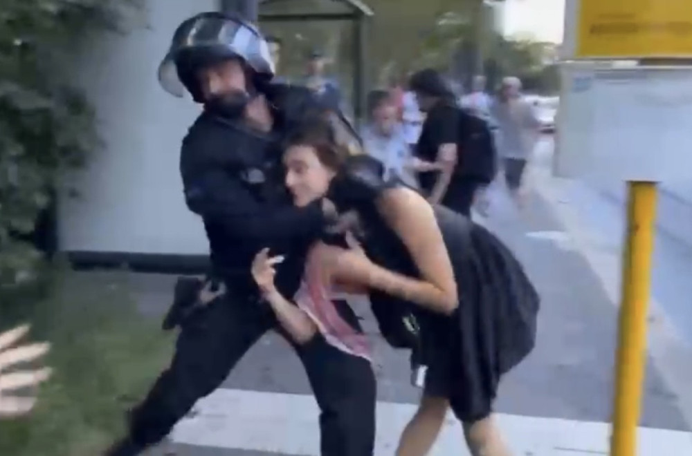 Ovako se prema devojkama koje krše zakon ponaša policija u EU članici VIDEO