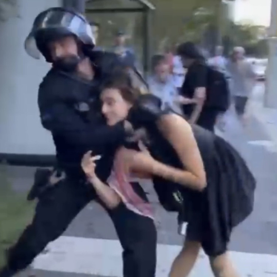 Ovako se prema devojkama koje krše zakon ponaša policija u EU članici VIDEO