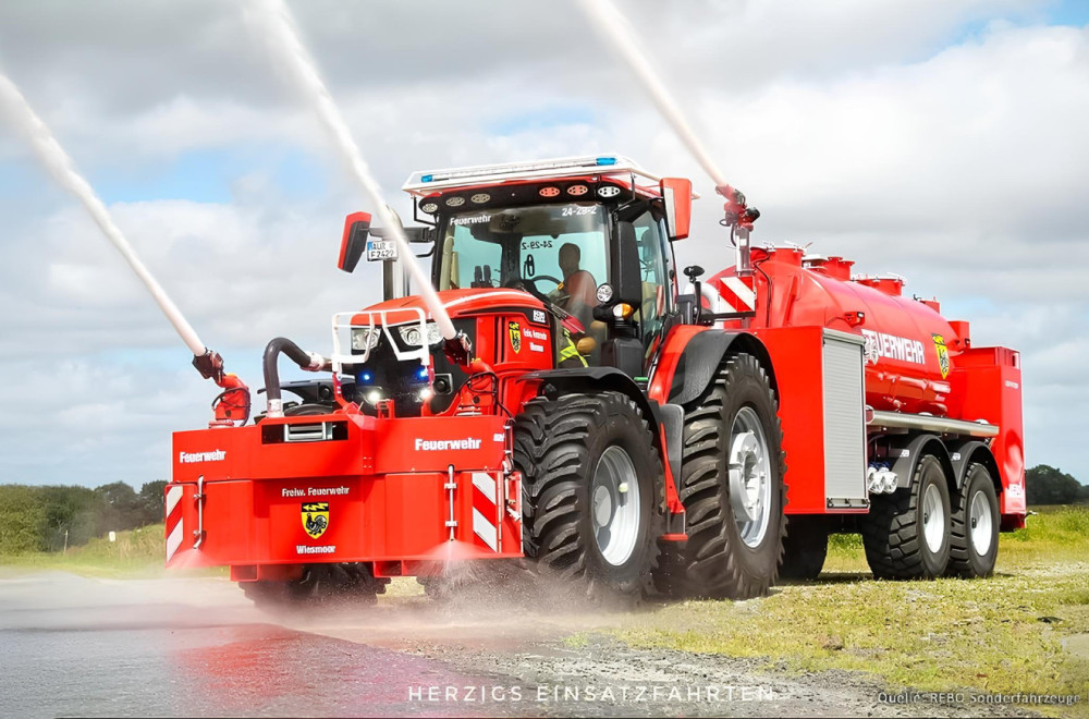 Čudovište na točkovima: Vatrogasni traktor koji gasi požare i prolazi kroz vatru VIDEO