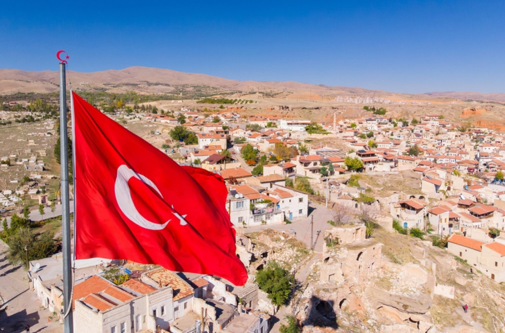 Influenserka sa Balkana zaigrala kao striptizeta oko turske zastave VIDEO